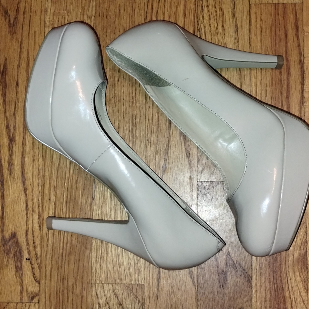 G by Guess , Beige/cream guess 5 inch heels